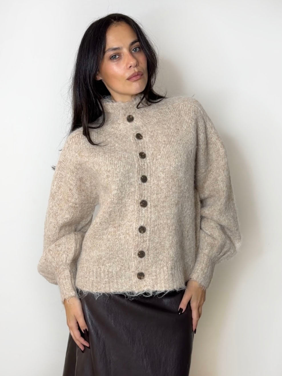 FLUFFY BUTTON CARDI