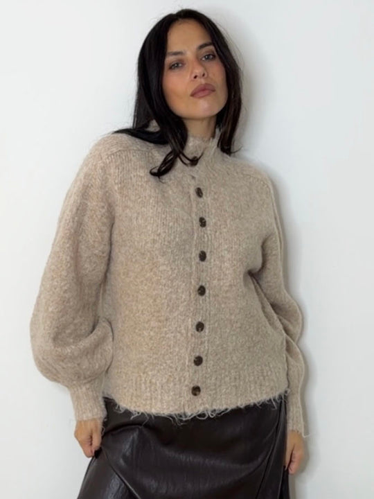 FLUFFY BUTTON CARDI