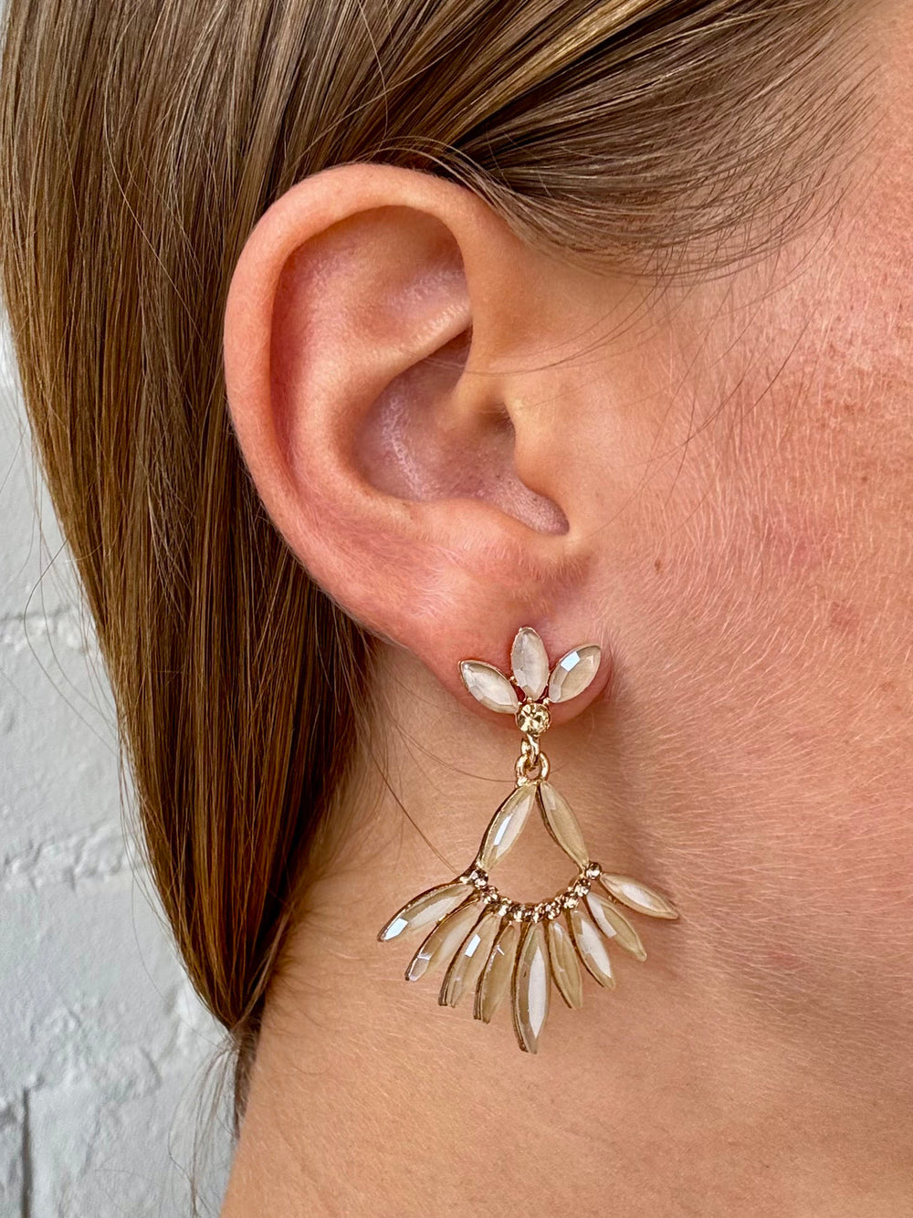 CRYSTAL FAN DROP EARRINGS NUDE
