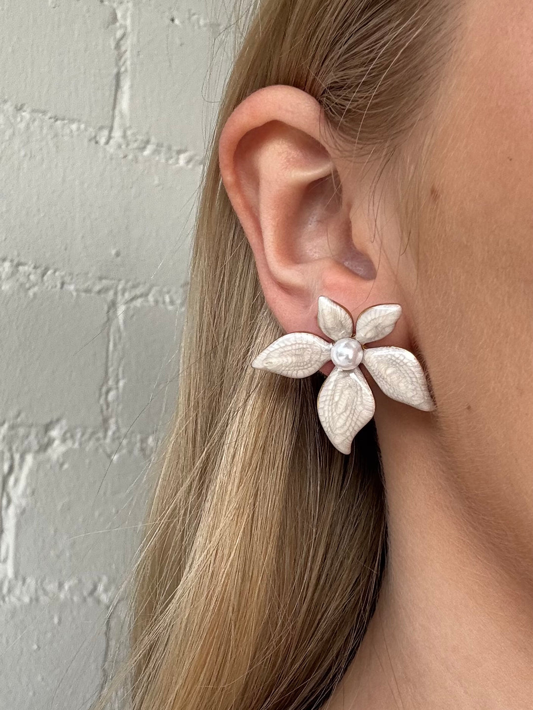 DAISY PEARL EARRING STONE