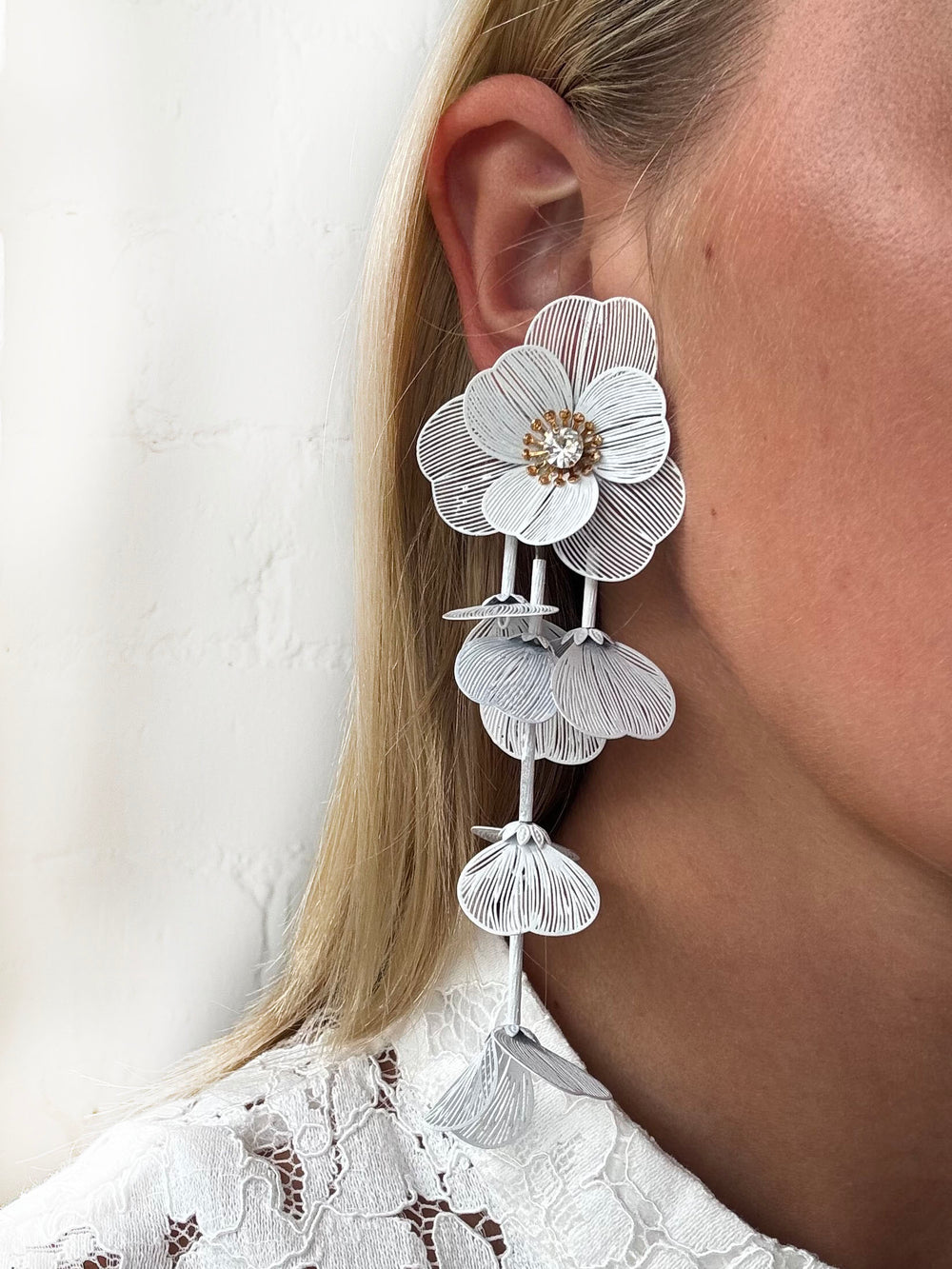 FILIGREE DROP EARRING WHITE