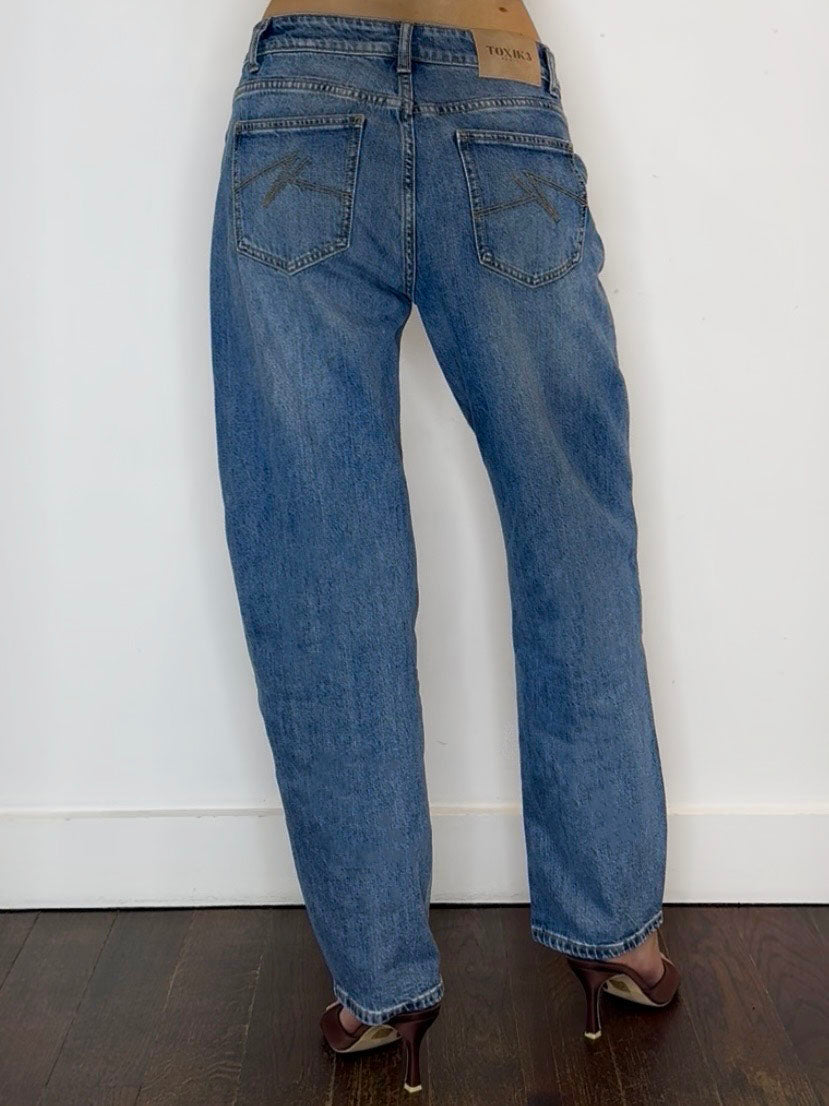 LOW WAIST BARREL JEANS